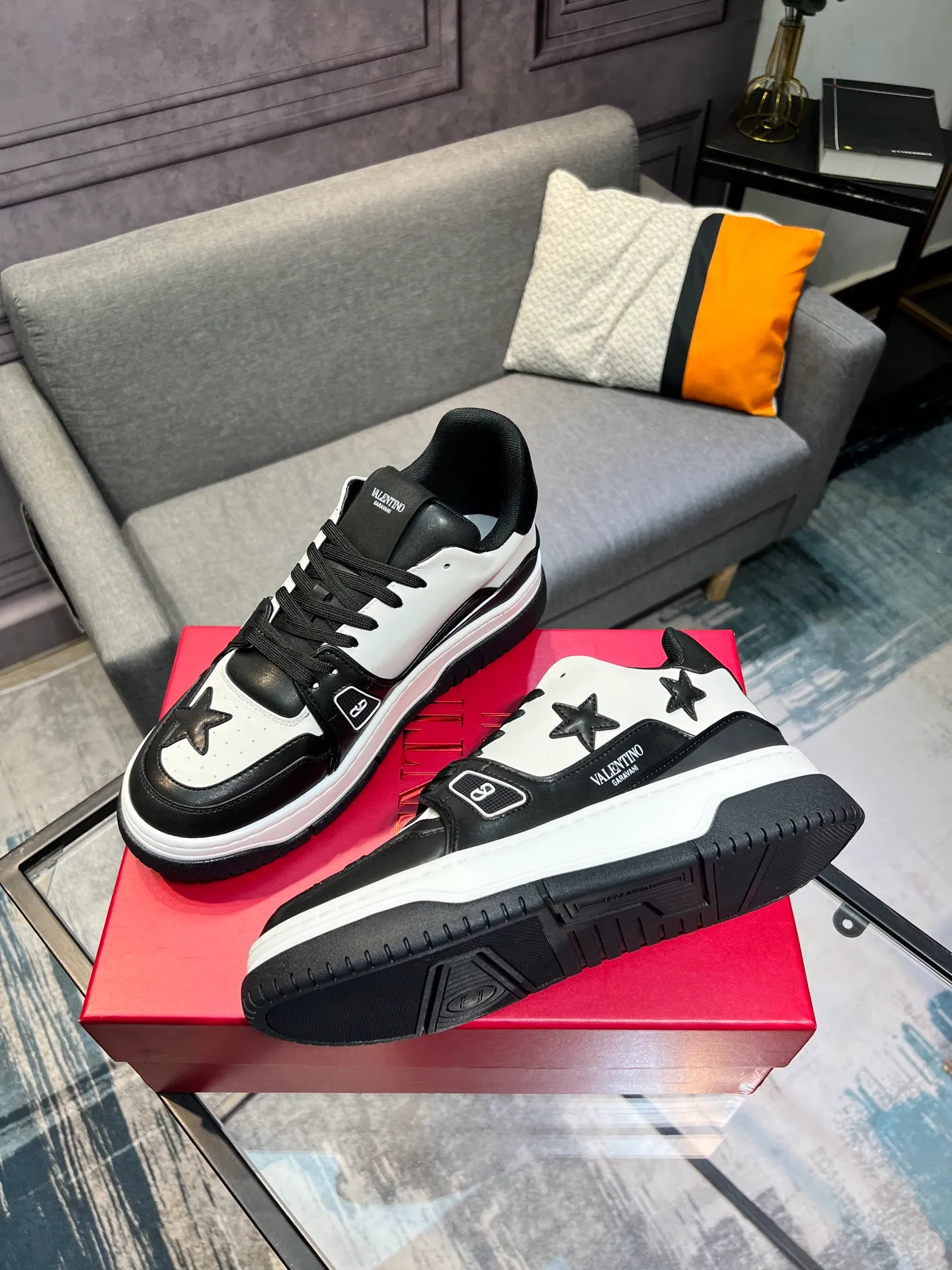 Men's Men's Shoes 💰660 Valentino 2023 early autumn new star shoes are now online! Wang Hedi and Ren Jialun have been worn by many celebrities. Who can refuse the same couple shoes as Wang Hedi! The design of Stars Stab My Heart is cool and spicy. The material of the shoes is cowhide, and every color is beautiful! Size 35-40, men’s size 39-44 (women’s 41, men’s 38, 45🉑️customized)